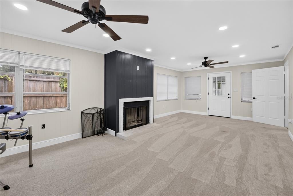 For Sale: $325,000 (3 beds, 2 baths, 1470 Square Feet)