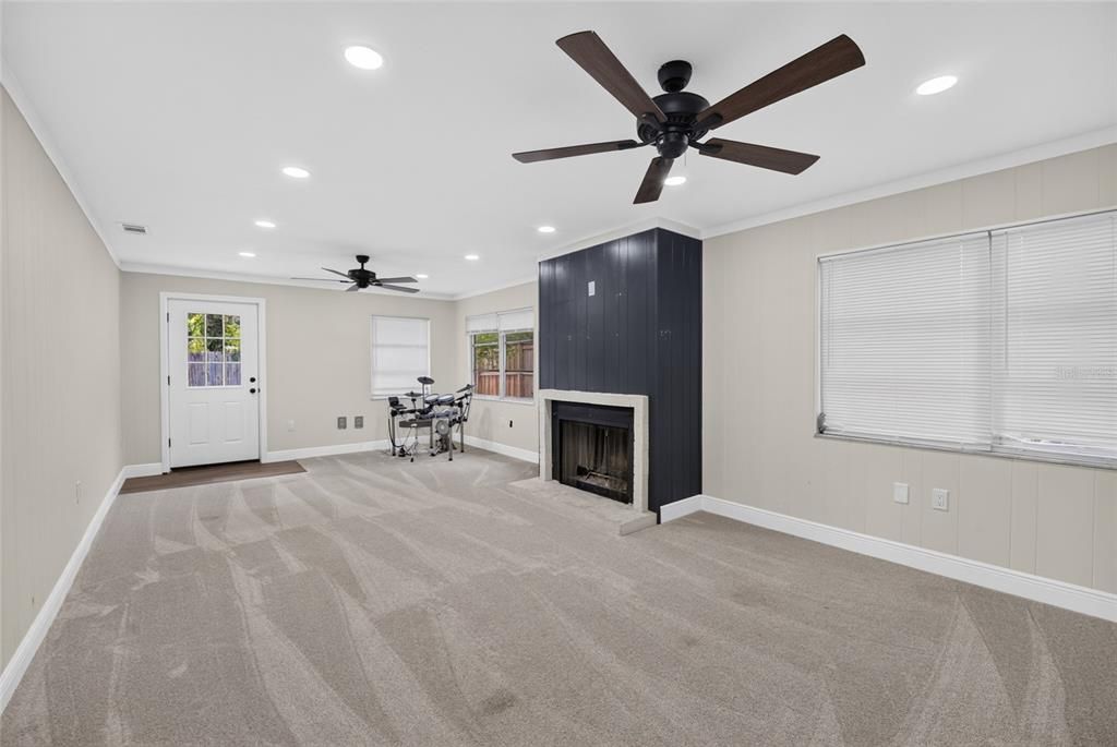 For Sale: $325,000 (3 beds, 2 baths, 1470 Square Feet)