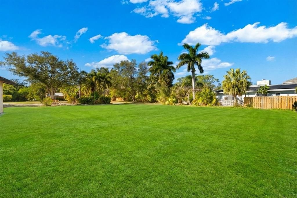 На продажу: $1,500,000 (0.51 acres)
