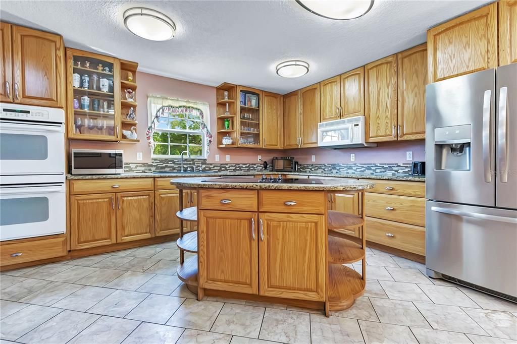 For Sale: $525,000 (6 beds, 3 baths, 2276 Square Feet)