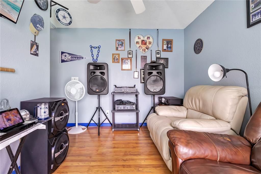 For Sale: $525,000 (6 beds, 3 baths, 2276 Square Feet)