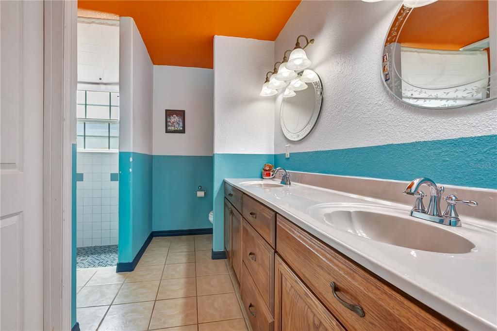 For Sale: $525,000 (6 beds, 3 baths, 2276 Square Feet)