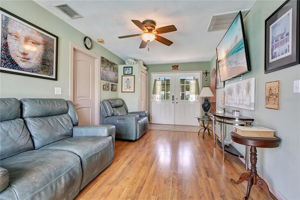 For Sale: $525,000 (6 beds, 3 baths, 2276 Square Feet)
