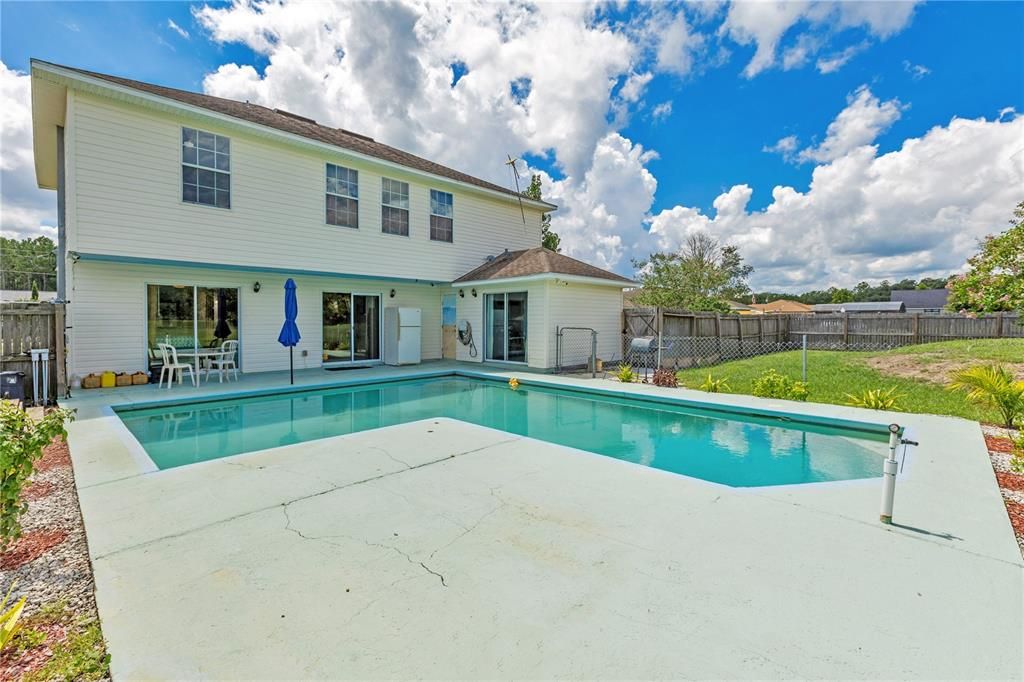 For Sale: $525,000 (6 beds, 3 baths, 2276 Square Feet)
