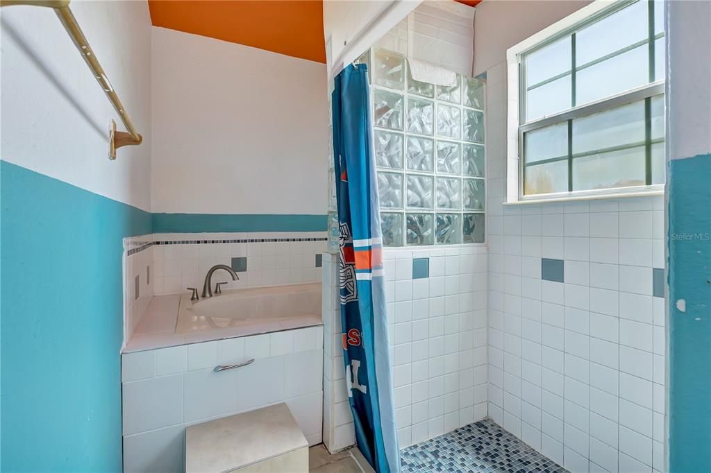 For Sale: $525,000 (6 beds, 3 baths, 2276 Square Feet)