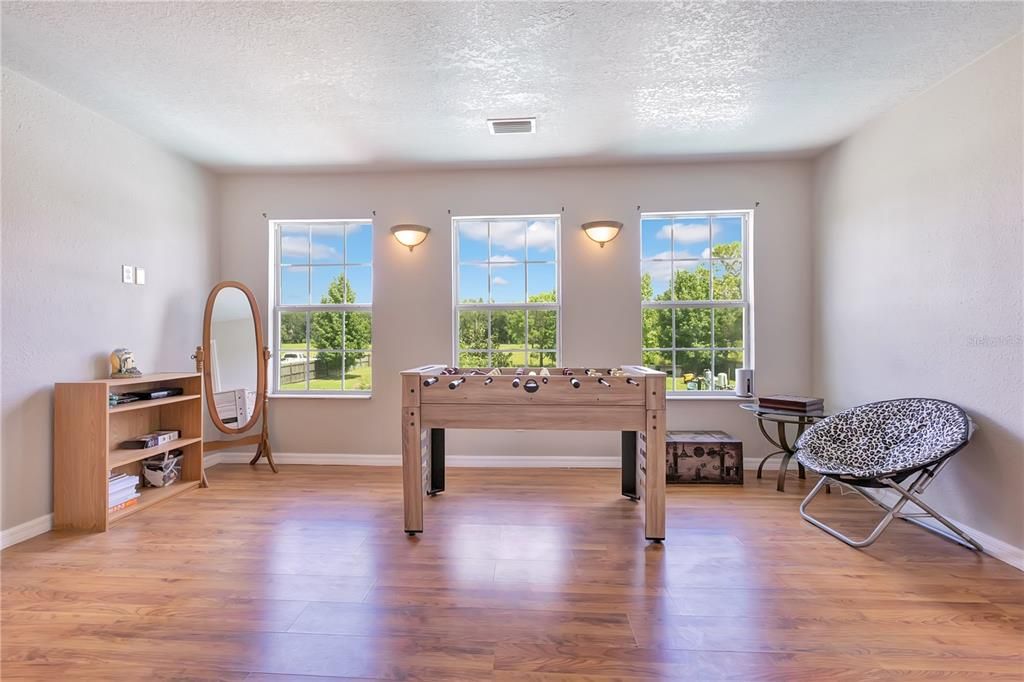 For Sale: $525,000 (6 beds, 3 baths, 2276 Square Feet)