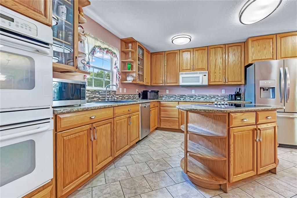 For Sale: $525,000 (6 beds, 3 baths, 2276 Square Feet)