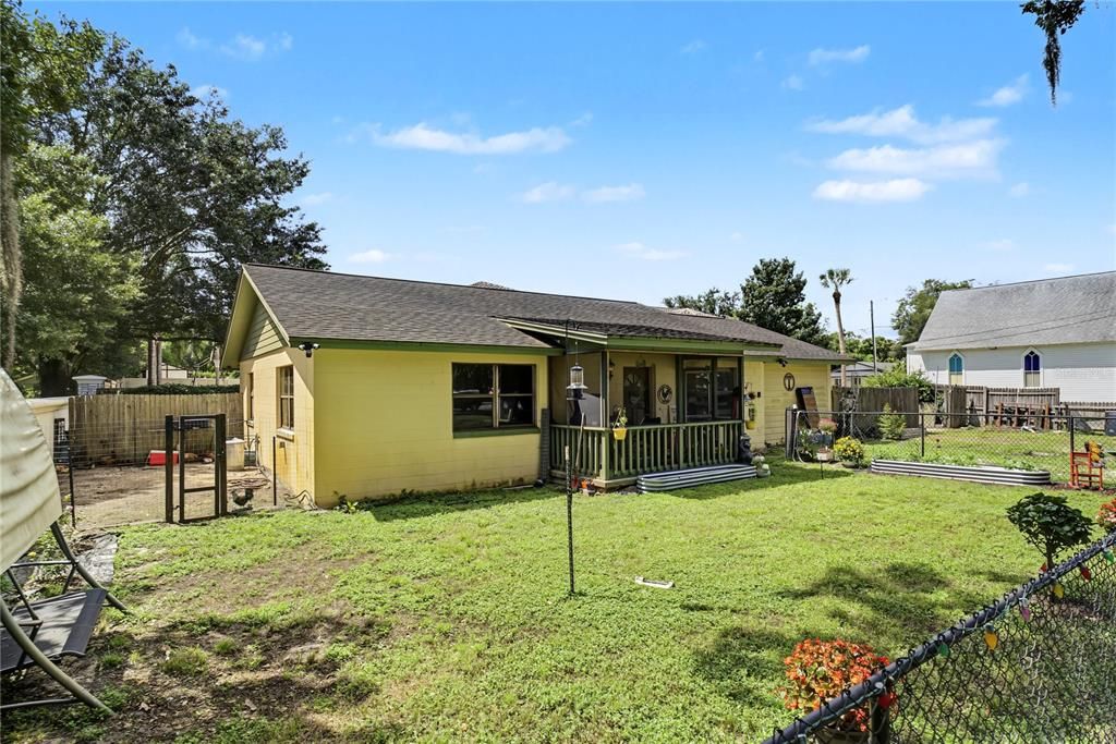 For Sale: $450,000 (2 beds, 1 baths, 1216 Square Feet)