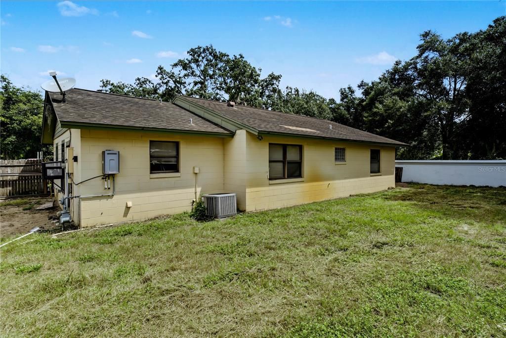 For Sale: $450,000 (2 beds, 1 baths, 1216 Square Feet)