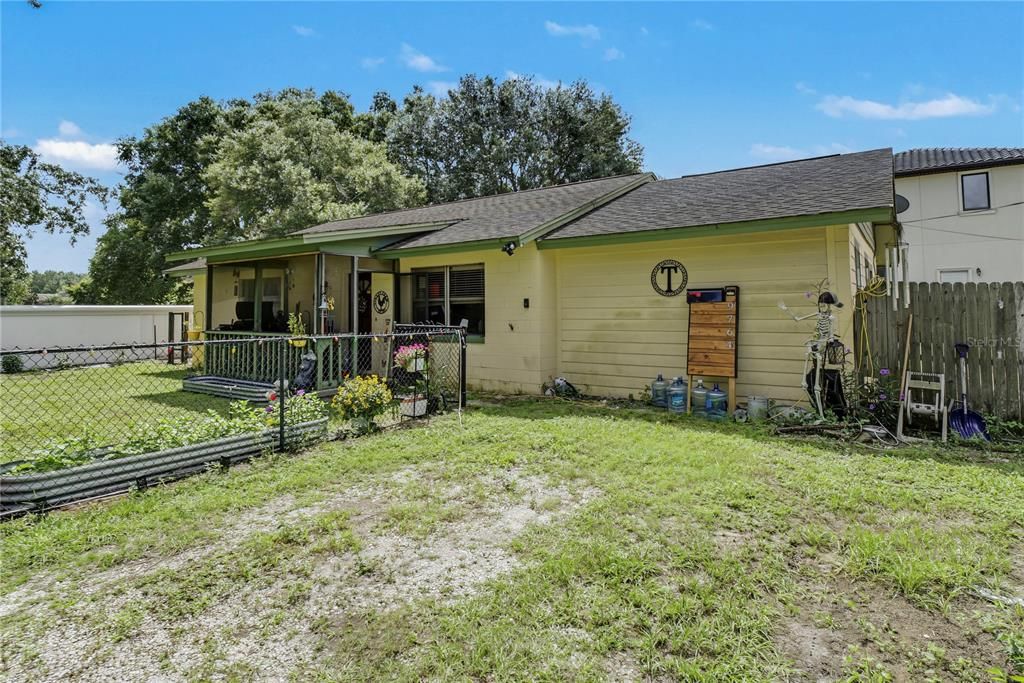 For Sale: $450,000 (2 beds, 1 baths, 1216 Square Feet)