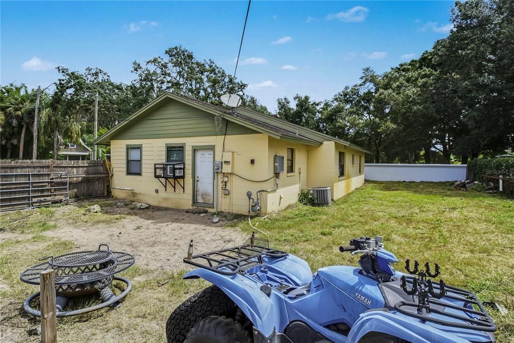 For Sale: $450,000 (2 beds, 1 baths, 1216 Square Feet)