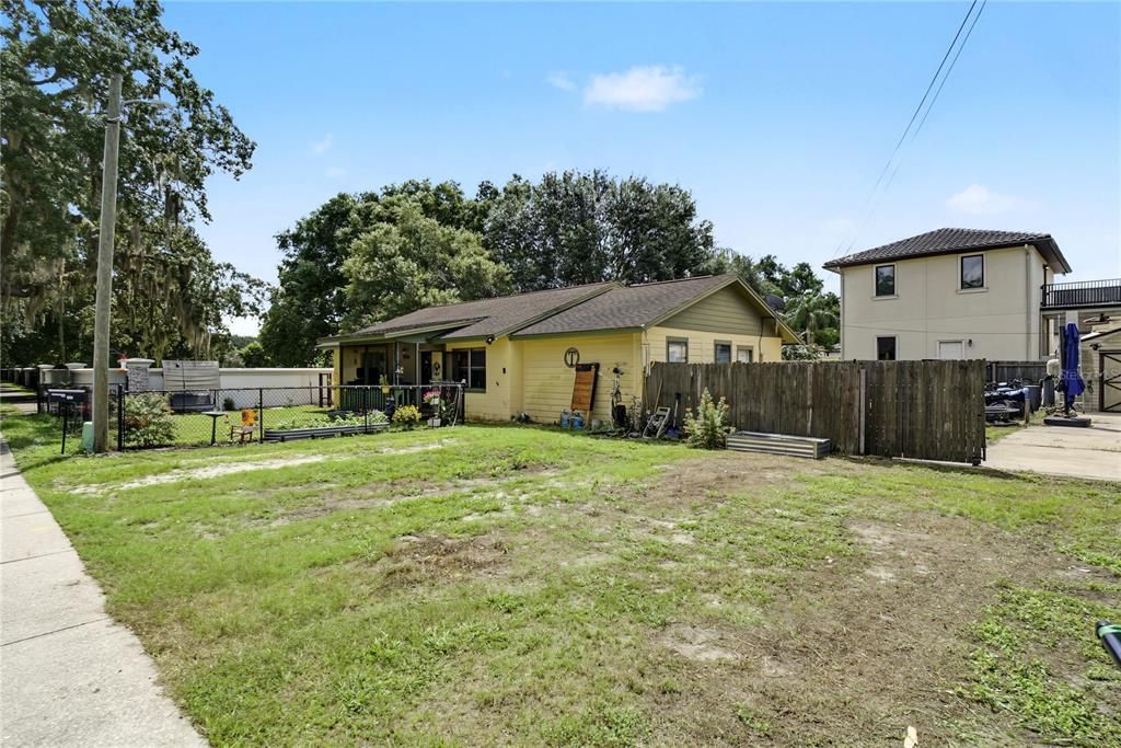 For Sale: $450,000 (2 beds, 1 baths, 1216 Square Feet)