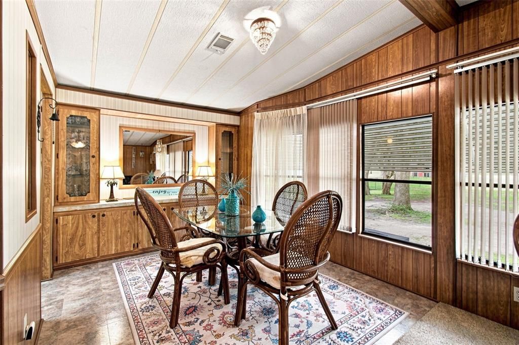 合同活跃: $239,900 (4 贝兹, 2 浴室, 1875 平方英尺)