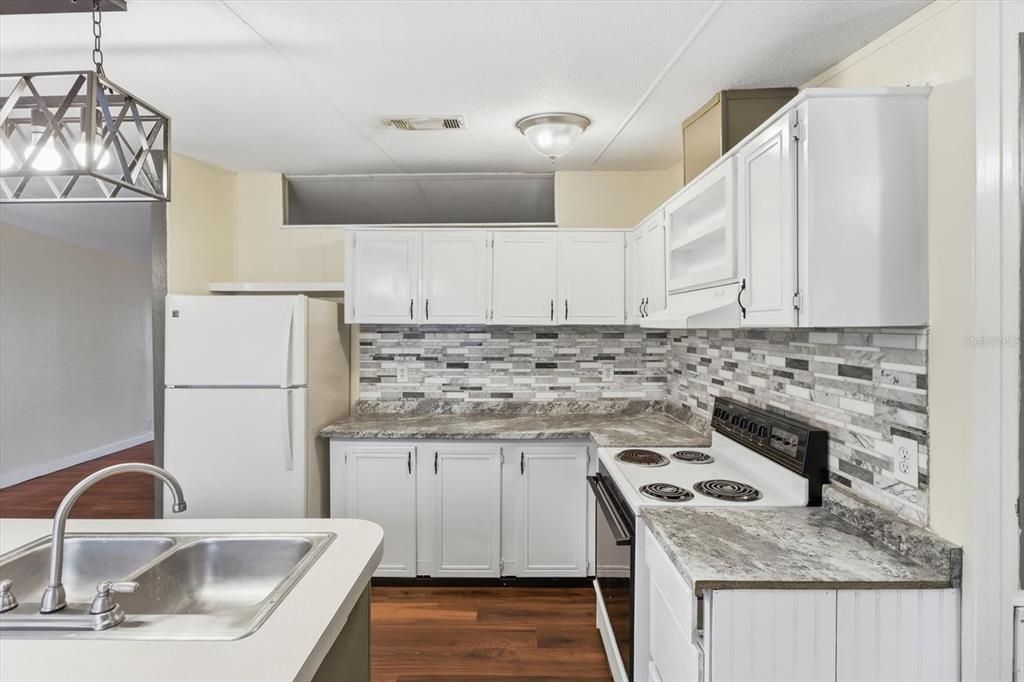 На продажу: $194,900 (3 спален, 2 ванн, 1296 Квадратных фут)