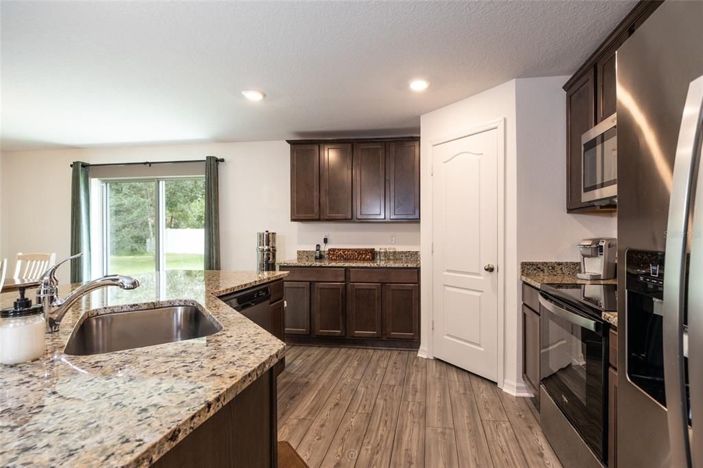 For Sale: $327,500 (3 beds, 2 baths, 1462 Square Feet)