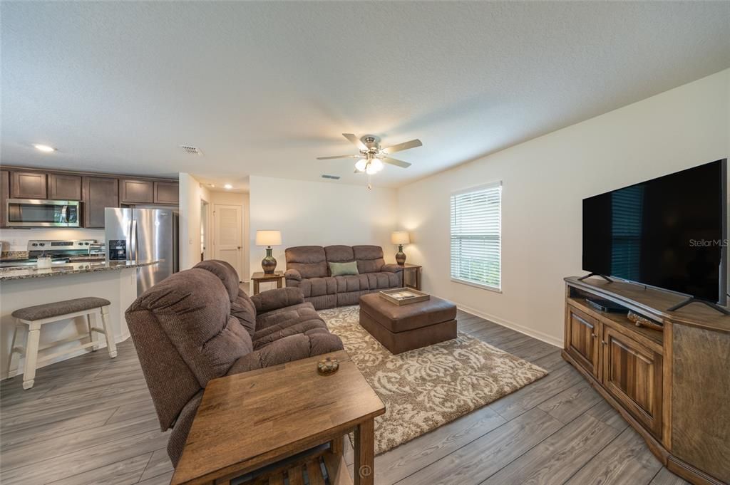 For Sale: $327,500 (3 beds, 2 baths, 1462 Square Feet)