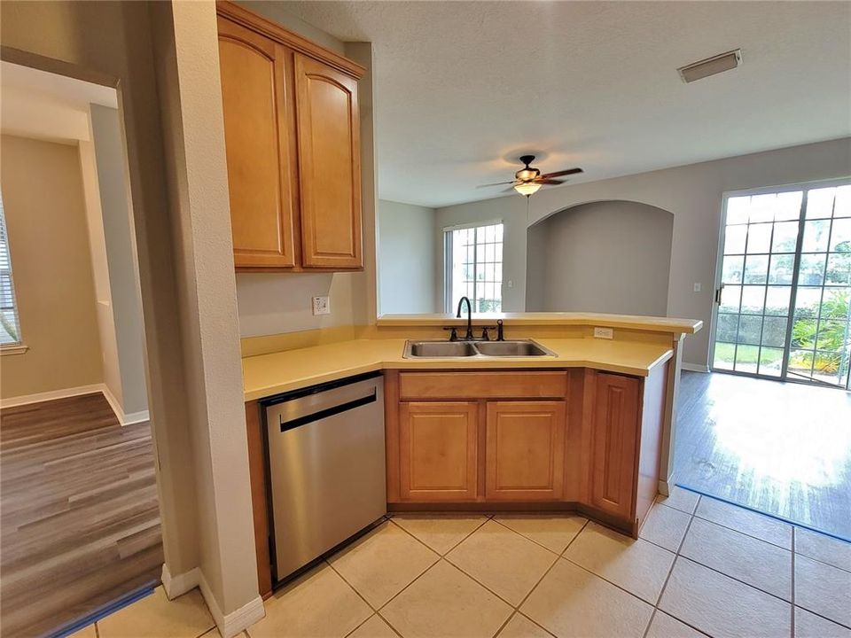 For Rent: $2,200 (3 beds, 2 baths, 1686 Square Feet)