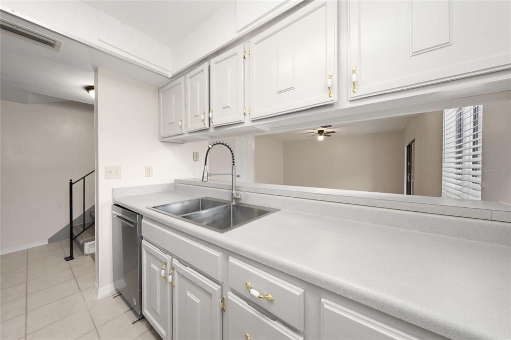 For Rent: $2,400 (3 beds, 2 baths, 1231 Square Feet)