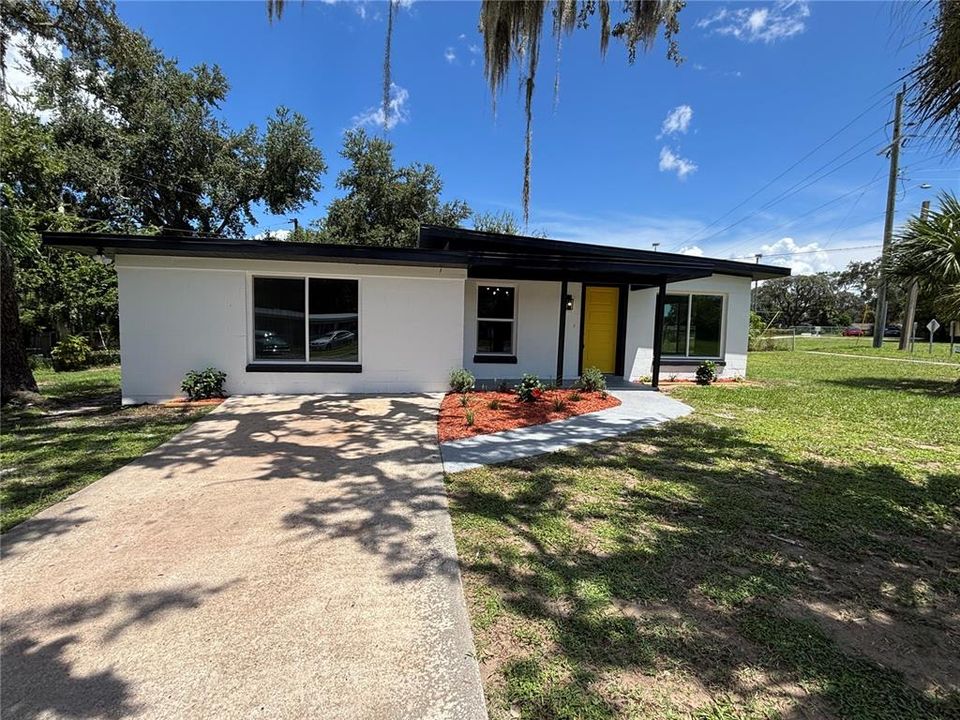 For Sale: $279,900 (4 beds, 2 baths, 1324 Square Feet)