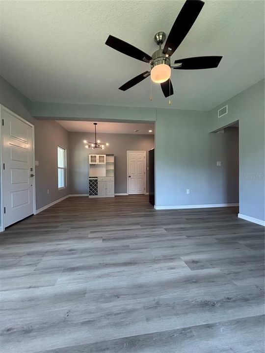 For Sale: $279,900 (4 beds, 2 baths, 1324 Square Feet)