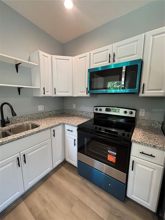 For Sale: $279,900 (4 beds, 2 baths, 1324 Square Feet)