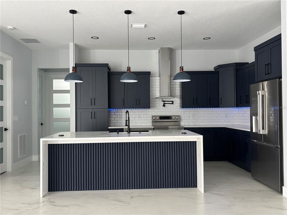 For Sale: $749,900 (4 beds, 3 baths, 2424 Square Feet)