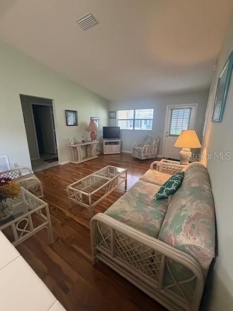 For Rent: $1,800 (2 beds, 2 baths, 1072 Square Feet)