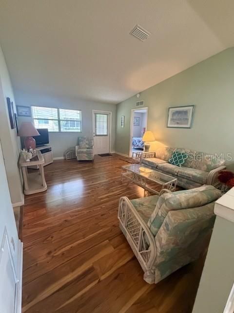For Rent: $1,800 (2 beds, 2 baths, 1072 Square Feet)