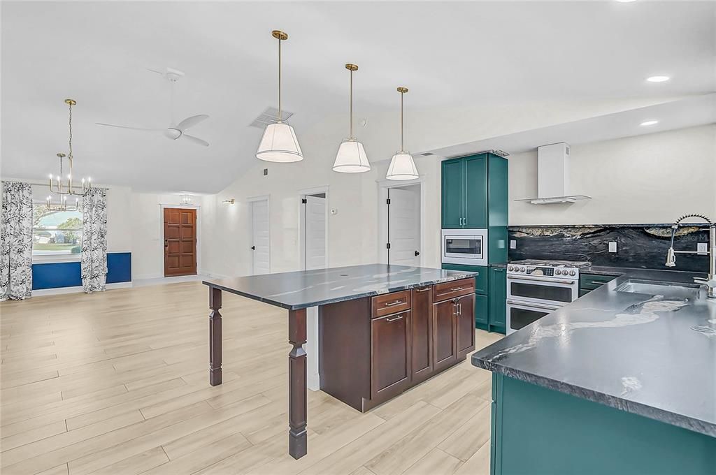 Active With Contract: $489,900 (3 beds, 2 baths, 1814 Square Feet)