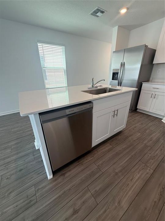 For Rent: $1,950 (4 beds, 2 baths, 1571 Square Feet)