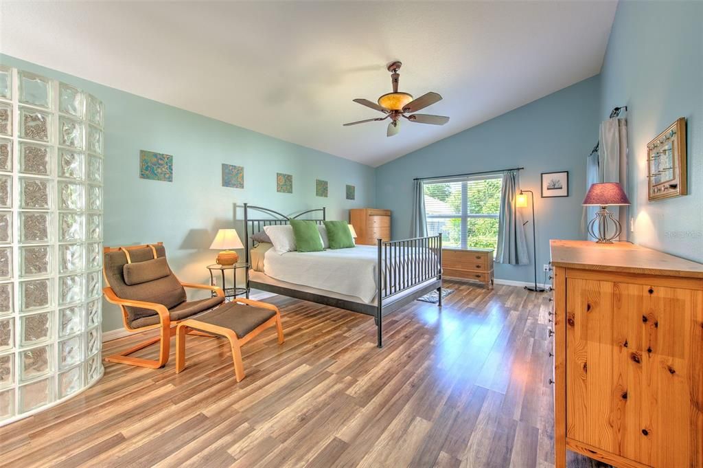 En Venta: $528,700 (4 camas, 2 baños, 2598 Pies cuadrados)