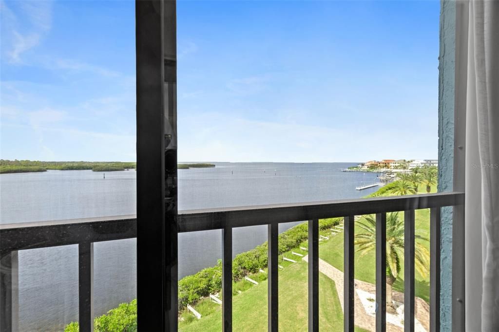 For Sale: $249,900 (2 beds, 2 baths, 1025 Square Feet)