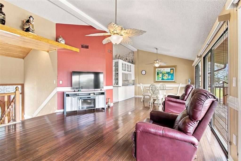 En Venta: $1,040,000 (3 camas, 3 baños, 2404 Pies cuadrados)