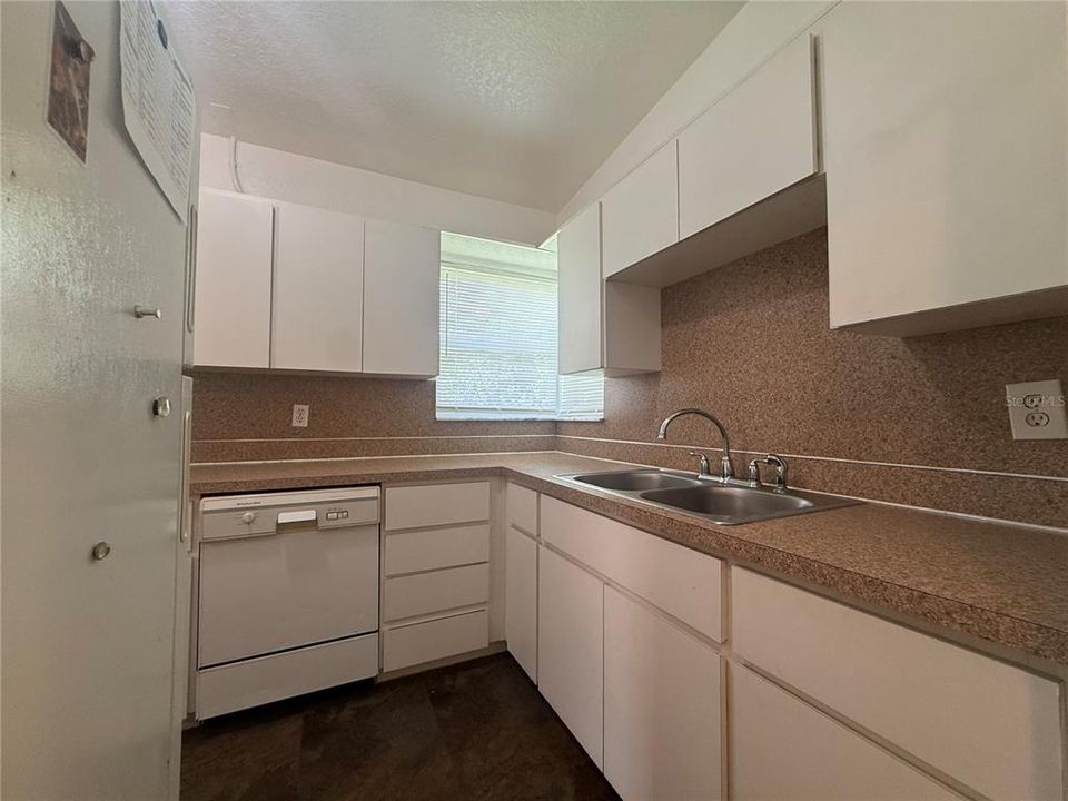 For Sale: $190,000 (2 beds, 1 baths, 730 Square Feet)