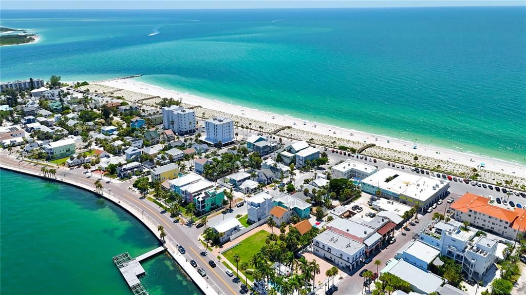 待售: $3,999,000 (0.35 acres)