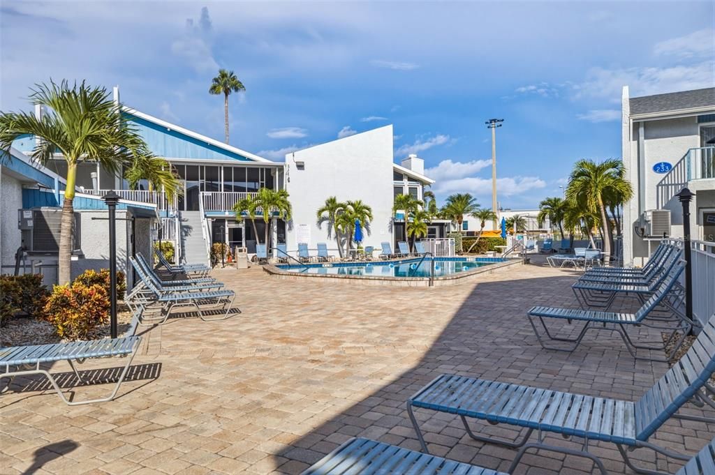For Sale: $359,000 (2 beds, 1 baths, 825 Square Feet)