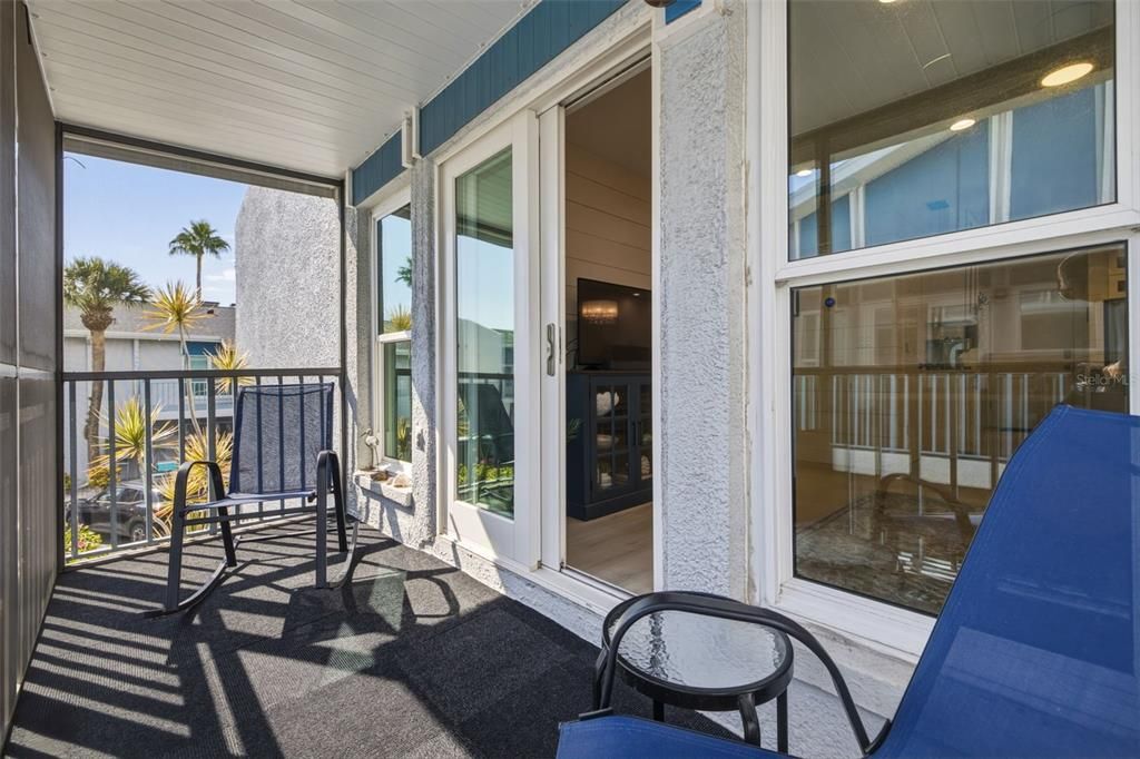 For Sale: $359,000 (2 beds, 1 baths, 825 Square Feet)