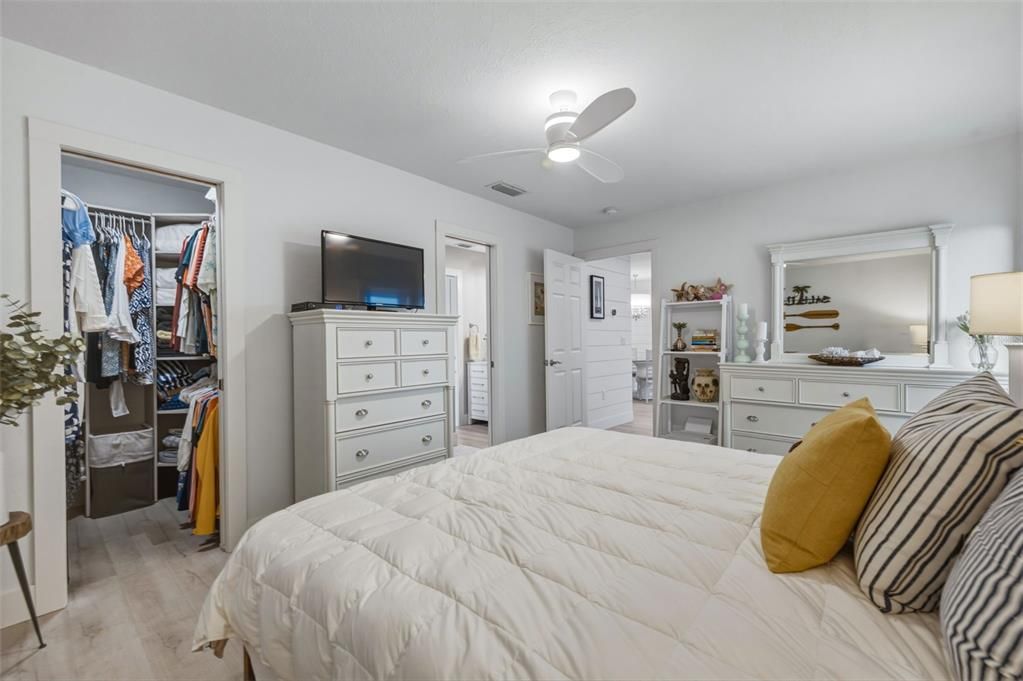 For Sale: $359,000 (2 beds, 1 baths, 825 Square Feet)
