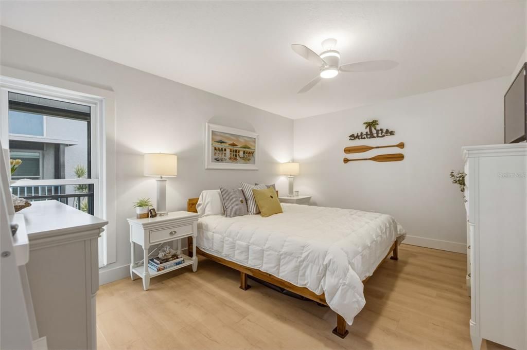 For Sale: $359,000 (2 beds, 1 baths, 825 Square Feet)