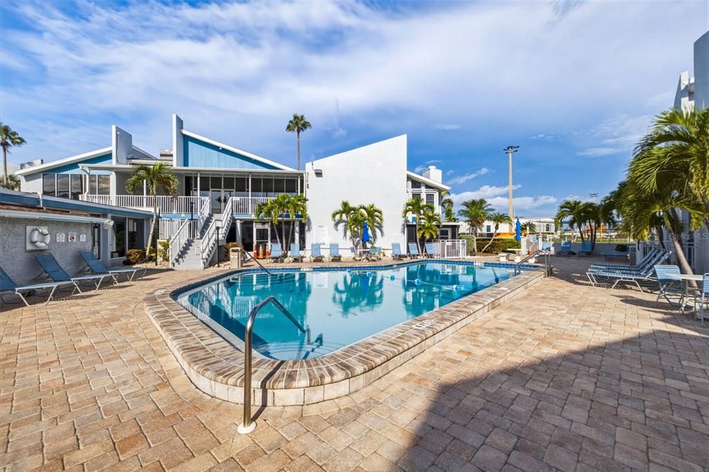 For Sale: $359,000 (2 beds, 1 baths, 825 Square Feet)