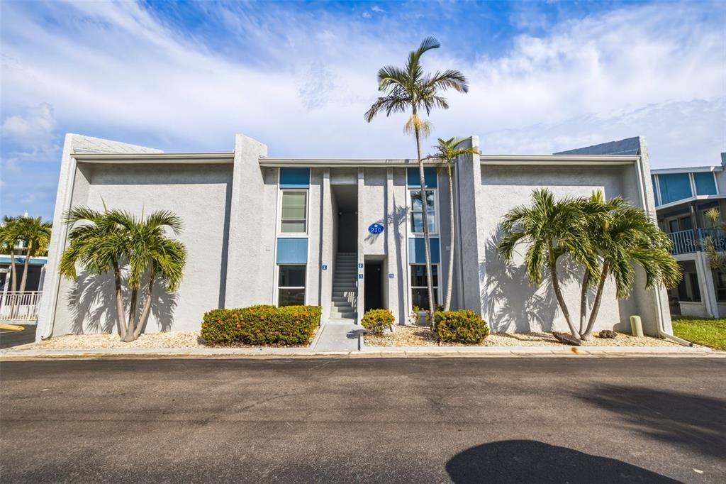 For Sale: $359,000 (2 beds, 1 baths, 825 Square Feet)