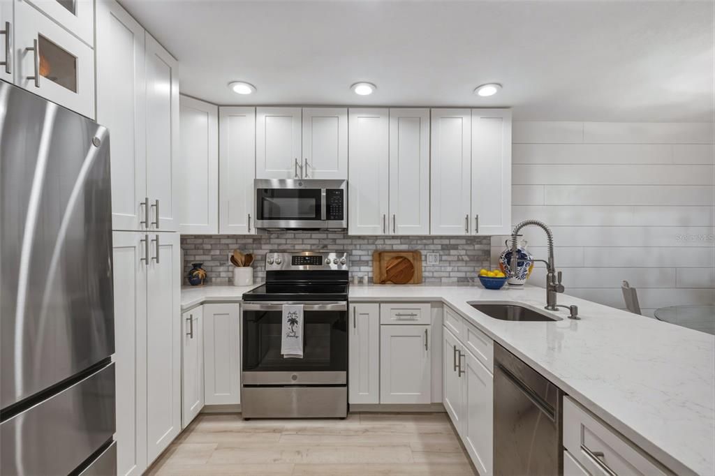 For Sale: $359,000 (2 beds, 1 baths, 825 Square Feet)