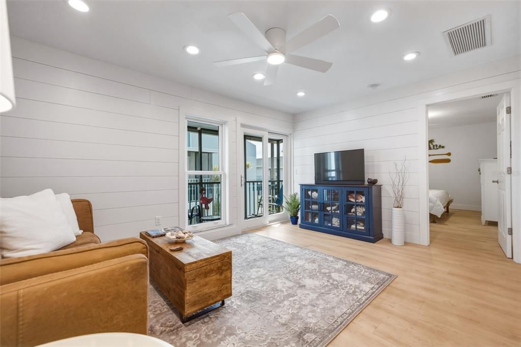 For Sale: $359,000 (2 beds, 1 baths, 825 Square Feet)