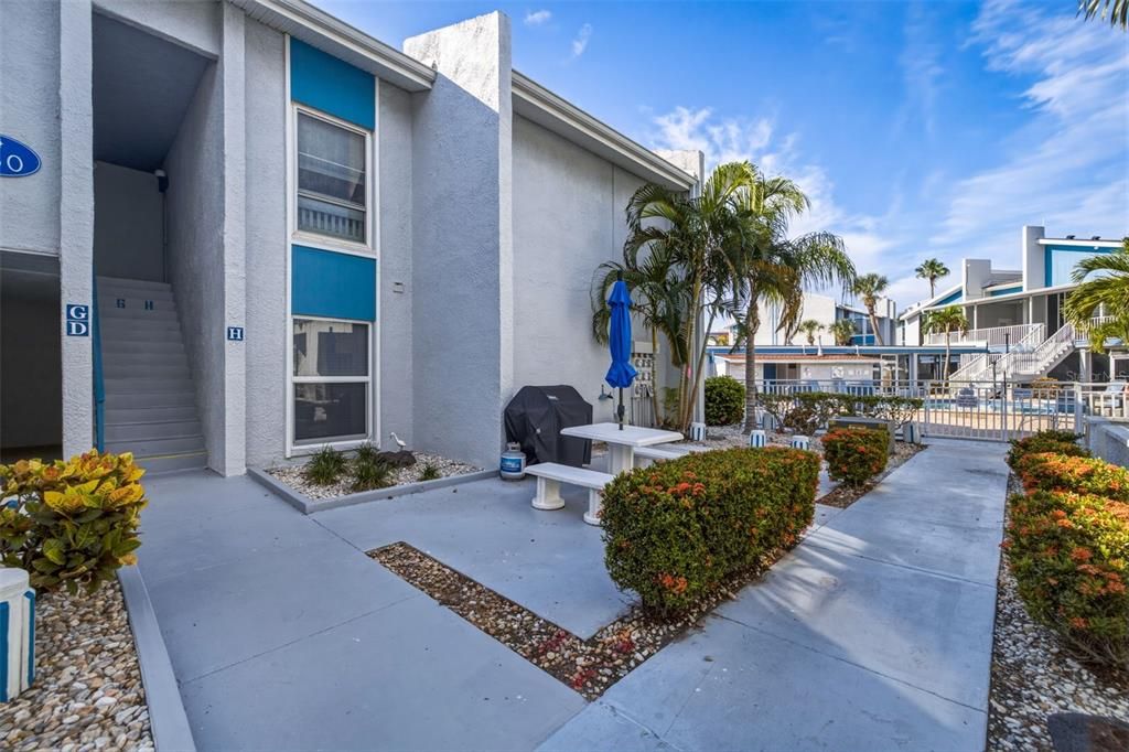 For Sale: $359,000 (2 beds, 1 baths, 825 Square Feet)