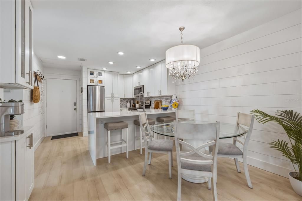 For Sale: $359,000 (2 beds, 1 baths, 825 Square Feet)
