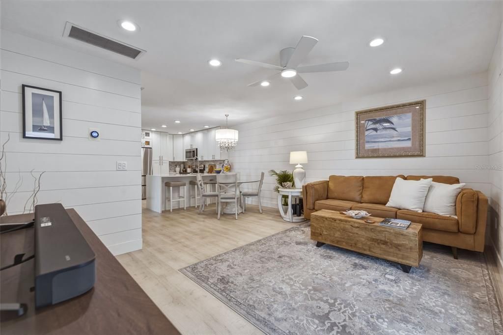 For Sale: $359,000 (2 beds, 1 baths, 825 Square Feet)