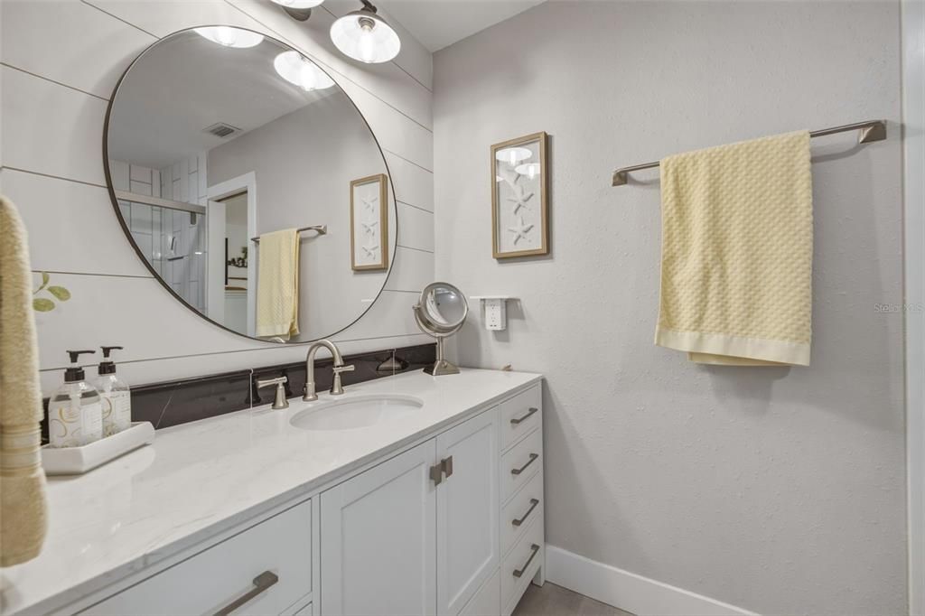 For Sale: $359,000 (2 beds, 1 baths, 825 Square Feet)