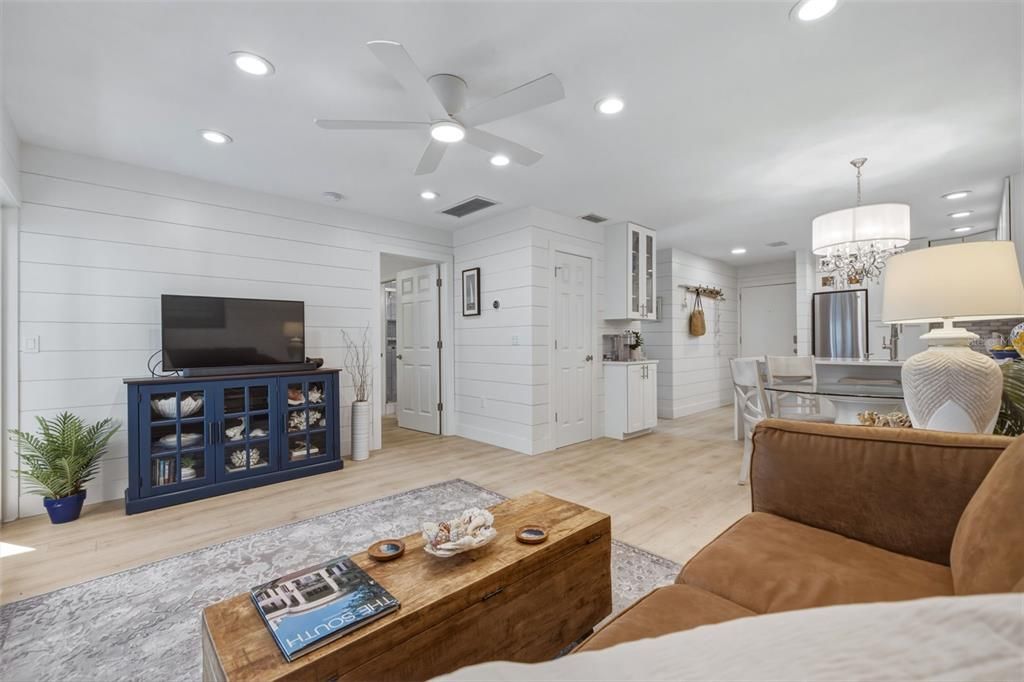 For Sale: $359,000 (2 beds, 1 baths, 825 Square Feet)