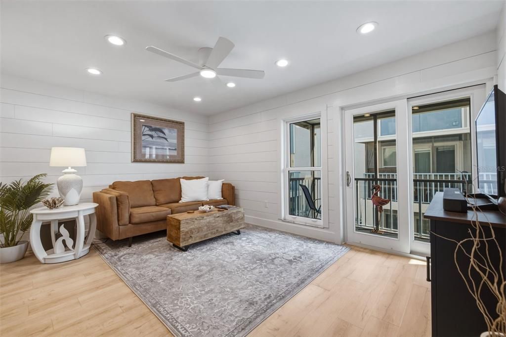 For Sale: $359,000 (2 beds, 1 baths, 825 Square Feet)