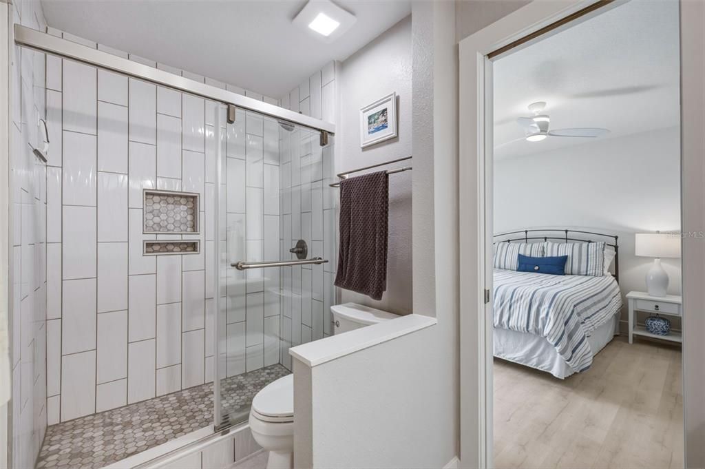 For Sale: $359,000 (2 beds, 1 baths, 825 Square Feet)